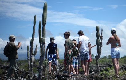 Family-at-Los-Tuneles-Isabela-Island